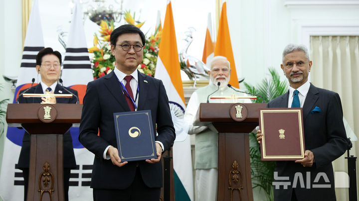 [뉴델리=뉴시스] 고범준 기자 = 최휘영 문화체육관광부 장관과 수브라마냠 자이샨카르 외교부 장관이 20일(현지 시간) 인도 하이데라바드 하우스에서 이재명 대통령과 나렌드라 모디 인도 총리가 임석한 가운데 문화창조산업 협력 양해각서를 체결한 뒤 기념촬영을 하고 있다. 2026.04.20. bjko@newsis.com