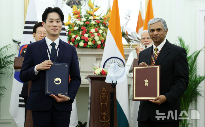 [뉴델리=뉴시스] 고범준 기자 = 노용석 중소벤처기업부 제1차관과 페리아사미 쿠마란 외교부 아태차관이 지난 20일(현지 시간) 인도 하이데라바드 하우스에서 이재명 대통령과 나렌드라 모디 인도 총리가 임석한 가운데 중소기업 협력 양해각서를 체결한 뒤 기념촬영을 하고 있다. 2026.04.21. bjko@newsis.com