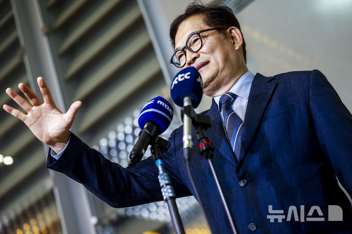 [인천공항=뉴시스] 정병혁 기자 = 방미 일정을 마친 송영길 더불어민주당 전 대표가 20일 인천국제공항을 통해 귀국해 취재진 질문에 답하고 있다. 2026.04.20. jhope@newsis.com