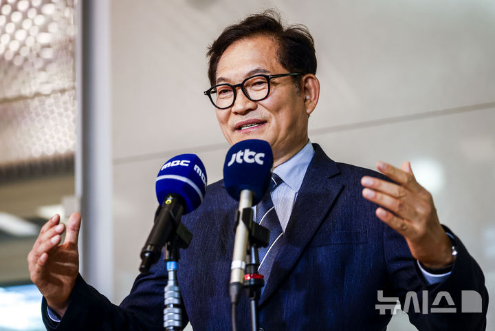 [인천공항=뉴시스] 정병혁 기자 = 방미 일정을 마친 송영길 더불어민주당 전 대표가 지난 20일 인천국제공항을 통해 귀국해 취재진 질문에 답하고 있다. 2026.04.20. jhope@newsis.com