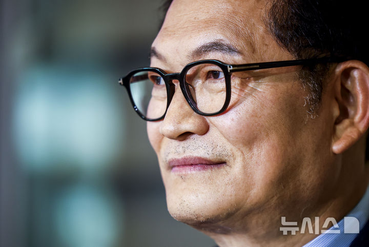 [인천공항=뉴시스] 정병혁 기자 = 방미 일정을 마친 송영길 더불어민주당 전 대표가 20일 인천국제공항을 통해 귀국해 취재진 질문에 답하고 있다. 2026.04.20. jhope@newsis.com