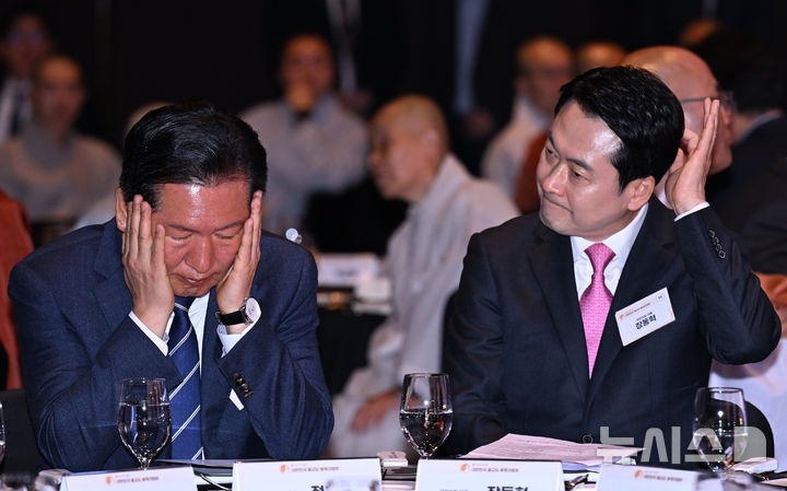 [서울=뉴시스] 최진석 기자 = 정청래(왼쪽) 더불어민주당 대표와 장동혁 국민의힘 대표가 20일 오후 서울 중구 신라호텔에서 열린 ‘불기2570년 부처님오신날맞이 대한민국불교도 봉축대법회’에 참석하고 있다. (공동취재) 2026.04.20. photo@newsis.com