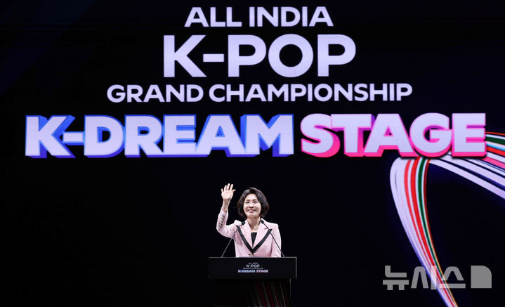 [뉴델리=뉴시스] 고범준 기자 = 김혜경 여사가 20일(현지 시간) 인도 뉴델리 야쇼부미 컨벤션센터에서 열린 K-드림 스테이지에서 참석자들을 향해 인사하고 있다. 2026.04.20. bjko@newsis.com