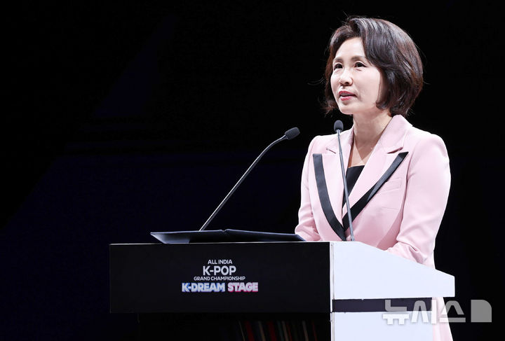 [뉴델리=뉴시스] 고범준 기자 = 김혜경 여사가 20일(현지 시간) 인도 뉴델리 야쇼부미 컨벤션센터에서 열린 K-드림 스테이지에서 축사를 하고 있다. 2026.04.20. bjko@newsis.com