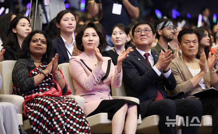 [뉴델리=뉴시스] 고범준 기자 = 김혜경 여사가 20일(현지 시간) 인도 뉴델리 야쇼부미 컨벤션센터에서 열린 K-드림 스테이지에서 참석자들과 박수를 치고 있다. 2026.04.20. bjko@newsis.com