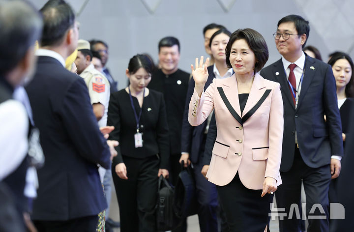 [뉴델리=뉴시스] 고범준 기자 = 김혜경 여사가 20일(현지 시간) 인도 뉴델리 야쇼부미 컨벤션센터에서 열린 K-드림 스테이지에 입장하며 인사하고 있다. 2026.04.20. bjko@newsis.com