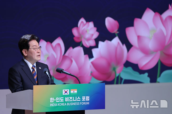 [뉴델리=뉴시스] 고범준 기자 = 이재명 대통령이 20일(현지 시간) 인도 뉴델리 바랏 만다팜 센터에서 열린 한-인도 비즈니스 포럼에서 인사말을 하고 있다. 2026.04.20. bjko@newsis.com