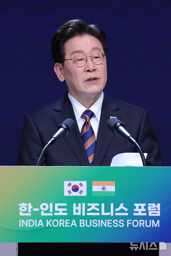 [뉴델리=뉴시스] 고범준 기자 = 이재명 대통령이 20일(현지 시간) 인도 뉴델리 바랏 만다팜 센터에서 열린 한-인도 비즈니스 포럼에서 인사말을 하고 있다. 2026.04.20. bjko@newsis.com