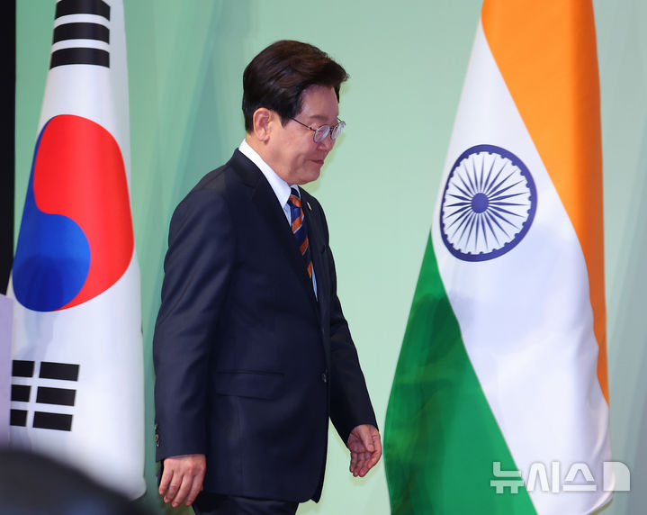 [뉴델리=뉴시스] 고범준 기자 = 이재명 대통령이 20일(현지 시간) 인도 뉴델리 바랏 만다팜 센터에서 열린 한-인도 비즈니스 포럼에 입장하고 있다. 2026.04.20. bjko@newsis.com