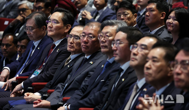 [뉴델리=뉴시스] 고범준 기자 = 이재용 삼성전자 회장, 정의선 현대차그룹 회장, 구광모 LG그룹 회장, 최수연 네이버 대표 등 참석자들이 20일(현지 시간) 인도 뉴델리 바랏 만다팜 센터에서 열린 한-인도 비즈니스 포럼에 참석하고 있다. 2026.04.20. bjko@newsis.com