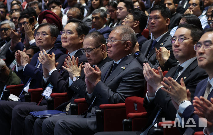 [뉴델리=뉴시스] 고범준 기자 = 조현(왼쪽부터) 외교부 장관, 이재용 삼성전자 회장, 위성락 국가안보실장, 정의선 현대차그룹 회장, 구광모 LG그룹 회장 등 참석자들이 20일(현지 시간) 인도 뉴델리 바랏 만다팜 센터에서 열린 한-인도 비즈니스 포럼에서 박수치고 있다. 2026.04.20. bjko@newsis.com