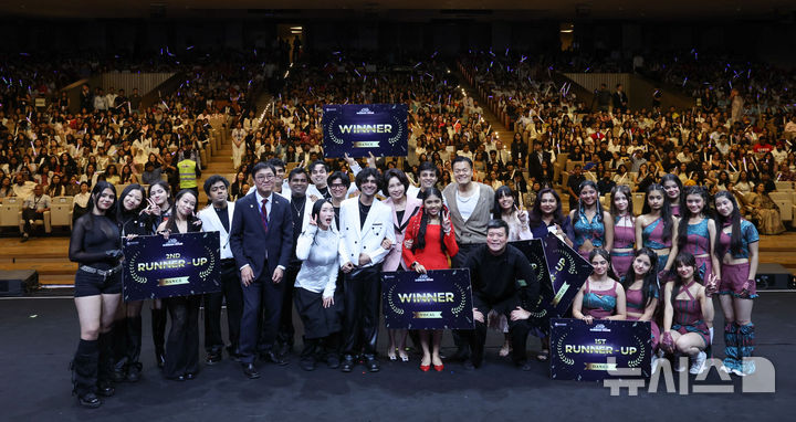 [뉴델리=뉴시스] 고범준 기자 = 김혜경 여사가 20일(현지 시간) 인도 뉴델리 야쇼부미 컨벤션센터에서 열린 K-드림 스테이지에서 수상자 등 참석자들과 기념촬영을 하고 있다. 2026.04.20. bjko@newsis.com