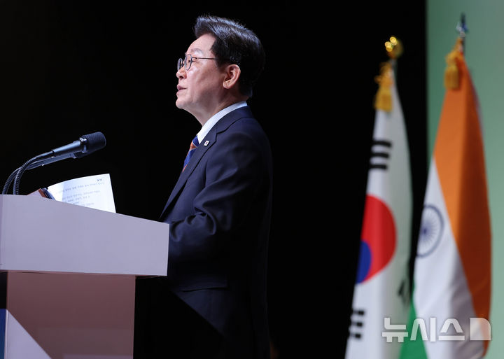 [뉴델리=뉴시스] 고범준 기자 = 이재명 대통령이 20일(현지 시간) 인도 뉴델리 바랏 만다팜 센터에서 열린 한-인도 비즈니스 포럼에서 인사말을 하고 있다. 2026.04.20. bjko@newsis.com