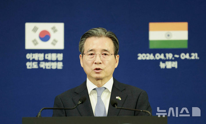 [뉴델리=뉴시스] 고범준 기자 = 김용범 정책실장이 20일(현지 시간) 인도 뉴델리 프레스센터 내 중앙기자실에서 인도 총리 오찬 및 한-인도 경제인 대화 관련 브리핑을 하고 있다. 2026.04.20. bjko@newsis.com