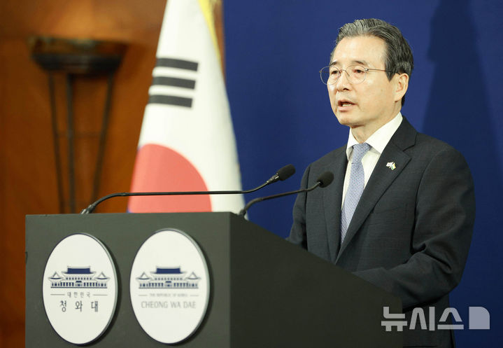 [뉴델리=뉴시스] 고범준 기자 = 김용범 정책실장이 20일(현지 시간) 인도 뉴델리 프레스센터 내 중앙기자실에서 인도 총리 오찬 및 한-인도 경제인 대화 관련 브리핑을 하고 있다. 2026.04.20. bjko@newsis.com