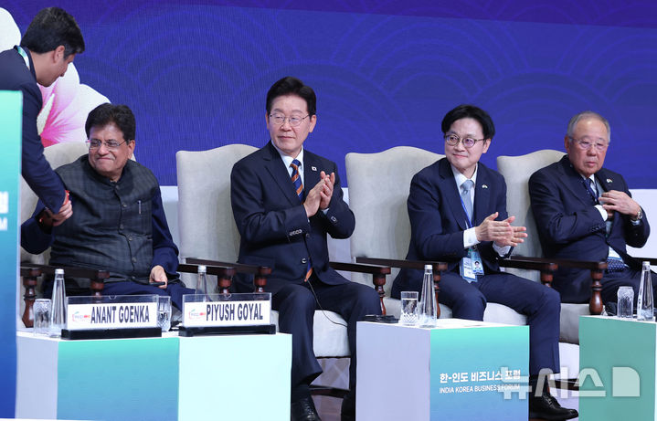 [뉴델리=뉴시스] 고범준 기자 = 이재명 대통령이 20일(현지 시간) 인도 뉴델리 바랏 만다팜 센터에서 열린 한-인도 비즈니스 포럼에서 아난트 고앤카 인도상의 회장의 발언을 듣고 박수치고 있다. 2026.04.20. bjko@newsis.com