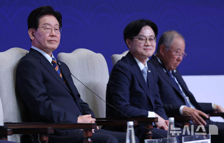 [뉴델리=뉴시스] 고범준 기자 = 이재명 대통령이 20일(현지 시간) 인도 뉴델리 바랏 만다팜 센터에서 열린 한-인도 비즈니스 포럼에서 피유시 고얄 상공부 장관의 발언을 듣고 있다. 2026.04.20. bjko@newsis.com