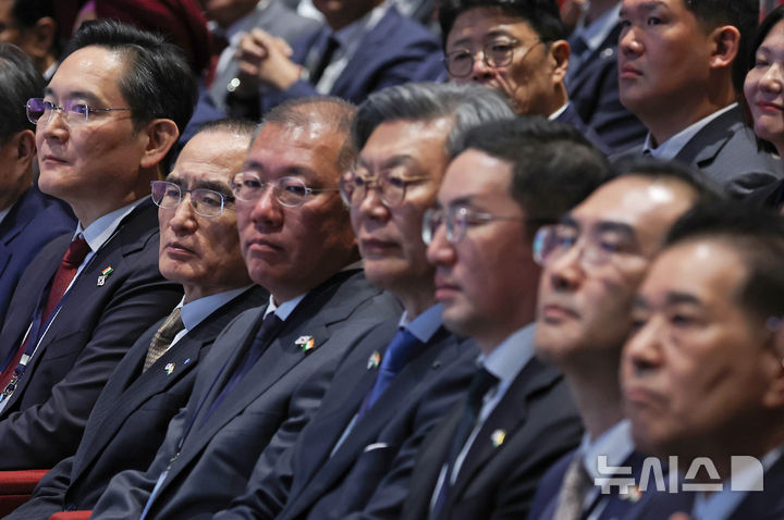 [뉴델리=뉴시스] 고범준 기자 = 이재용 삼성전자 회장, 정의선 현대차그룹 회장, 구광모 LG그룹 회장 등 참석자들이 20일(현지 시간) 인도 뉴델리 바랏 만다팜 센터에서 열린 한-인도 비즈니스 포럼에 참석하고 있다. 2026.04.20. bjko@newsis.com