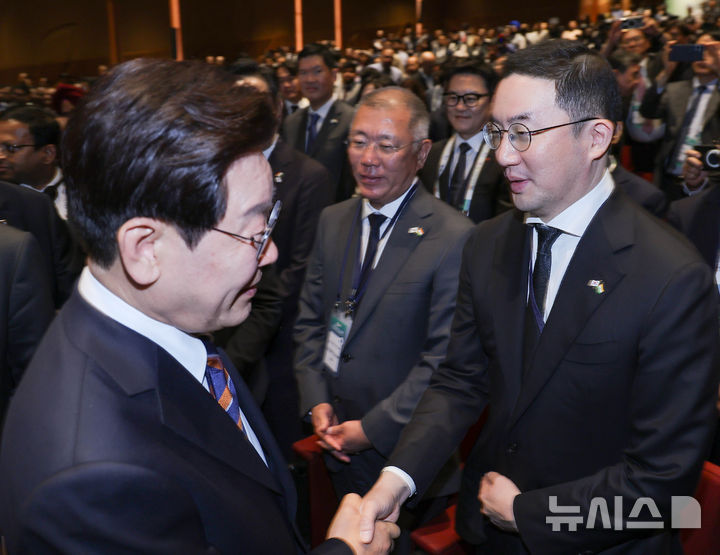 [뉴델리=뉴시스] 고범준 기자 = 이재명 대통령이 20일(현지 시간) 인도 뉴델리 바랏 만다팜 센터에서 열린 한-인도 비즈니스 포럼에서 구광모 LG그룹 회장과 악수하고 있다. 2026.04.20. bjko@newsis.com