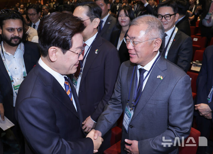 [뉴델리=뉴시스] 고범준 기자 = 이재명 대통령이 20일(현지 시간) 인도 뉴델리 바랏 만다팜 센터에서 열린 한-인도 비즈니스 포럼에서 정의선 현대차그룹 회장과 악수하고 있다. 2026.04.20. bjko@newsis.com