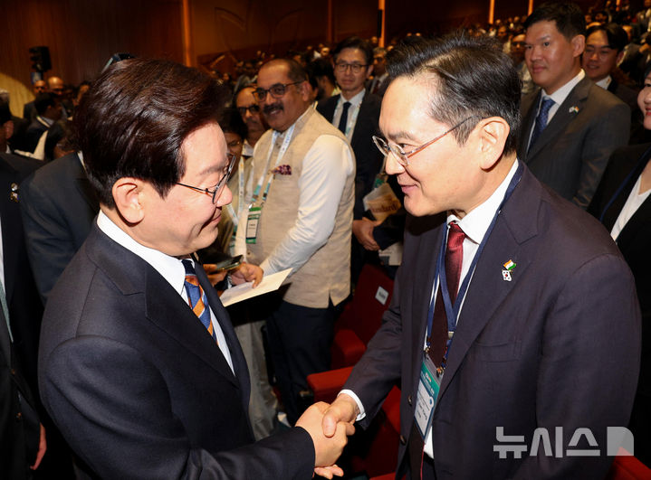 [뉴델리=뉴시스] 고범준 기자 = 이재명 대통령이 20일(현지 시간) 인도 뉴델리 바랏 만다팜 센터에서 열린 한-인도 비즈니스 포럼에서 이재용 삼성전자 회장과 악수하고 있다. 2026.04.20. bjko@newsis.com
