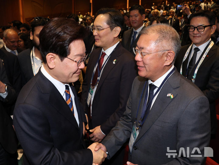 [뉴델리=뉴시스] 고범준 기자 = 이재명 대통령이 20일(현지 시간) 인도 뉴델리 바랏 만다팜 센터에서 열린 한-인도 비즈니스 포럼에서 정의선 현대차그룹 회장과 악수하고 있다. 2026.04.20. bjko@newsis.com