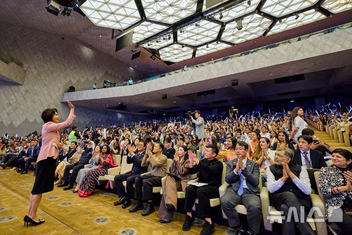 [뉴델리=뉴시스] 고범준 기자 = 김혜경 여사가 20일(현지 시간) 인도 뉴델리 야쇼부미 컨벤션센터에서 열린 K-드림 스테이지에서 인사하고 있다. (공동취재) 2026.04.20. bjko@newsis.com