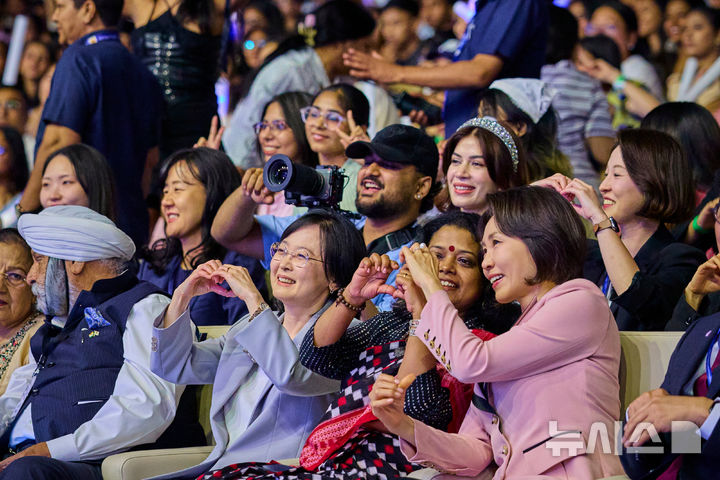 [뉴델리=뉴시스] 고범준 기자 = 김혜경 여사가 20일(현지 시간) 인도 뉴델리 야쇼부미 컨벤션센터에서 열린 K-드림 스테이지에서 참석자들과 하트를 그려보이고 있다. (공동취재) 2026.04.20. bjko@newsis.com