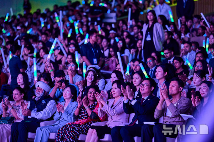 [뉴델리=뉴시스] 고범준 기자 = 김혜경 여사가 20일(현지 시간) 인도 뉴델리 야쇼부미 컨벤션센터에서 열린 K-드림 스테이지에서 최휘영 문화체육관광부 장관 등 참석자들과 박수치고 있다. (공동취재) 2026.04.20. bjko@newsis.com
