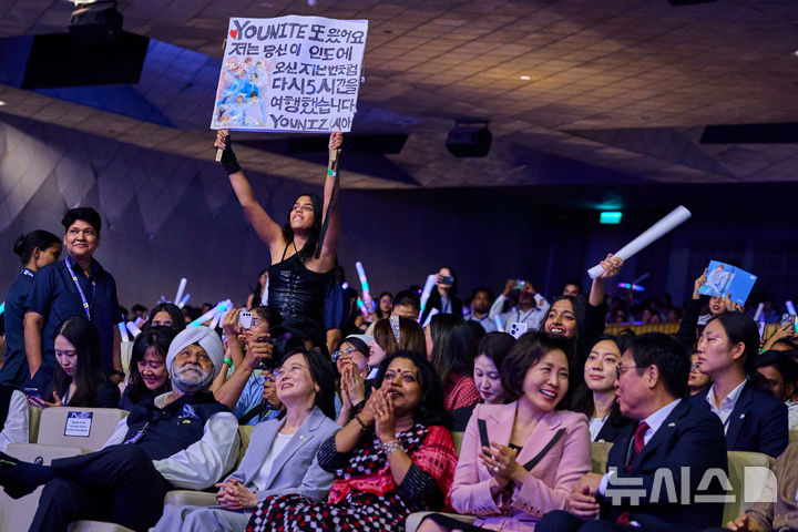 [뉴델리=뉴시스] 고범준 기자 = 김혜경 여사가 20일(현지 시간) 인도 뉴델리 야쇼부미 컨벤션센터에서 열린 K-드림 스테이지에서 최휘영 문화체육관광부 장관과 대화를 하고 있다. (공동취재) 2026.04.20. bjko@newsis.com