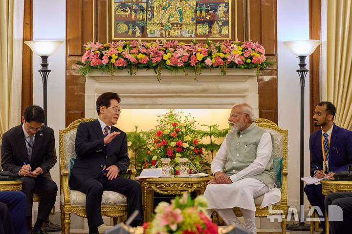 [뉴델리=뉴시스] 고범준 기자 = 이재명 대통령과 나렌드라 모디 인도 총리가 20일(현지 시간) 뉴델리 영빈관 하이데라바드 하우스에서 한-인도 소인수 정상회담을 하고 있다. (공동취재) 2026.04.20. bjko@newsis.com