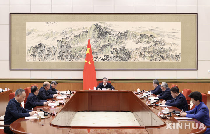 [베이징=신화/뉴시스] 리창 중국 국무원 총리가 20일 에너지 안보와 녹색 저탄소 전환, 신형 에너지 체계 구축 가속화 등을 주제로 제19차 주제학습을 주재하면서 에너지 안보 대응 역량 강화를 주문했다고 관영 신화통신이 보도했다. 2026.04.21