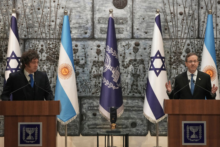[예루살렘=AP/뉴시스] 하비에르 밀레이(왼쪽) 아르헨티나 대통령이 20일(현지 시간) 이스라엘 예루살렘 대통령 관저에서 이츠하크 헤르초그 이스라엘 대통령으로부터 '대통령 명예훈장'을 받은 후 공동 연설하고 있다. 2026.04.22.