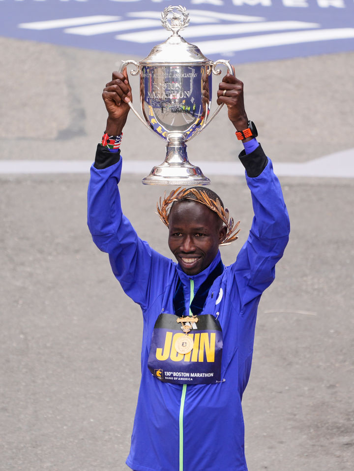 [보스턴=AP/뉴시스] 20일(현지 시간) 미 매사추세츠주 보스턴에서 열린 제130회 보스턴 마라톤 엘리트 남자부우승자 존 코리르(케냐)가 토로피를 들고 포즈를 취하고 있다. 코리르는 2시간1분52초의 기록으로 우승하며 2연패를 달성했다. 2026.04.21.