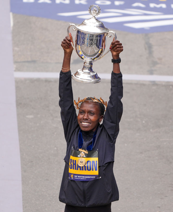 [보스턴=AP/뉴시스] 20일(현지 시간) 미 매사추세츠주 보스턴에서 열린 제130회 보스턴 마라톤 엘리트 여자부우승자 샤론 로케디(케냐)가 트로피를 들고 포즈를 취하고 있다. 로케디는 2시간18분51초로 우승하며 2연패를 달성했다. 2026.04.21.
