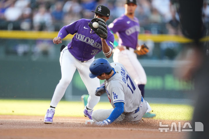 [덴버=AP/뉴시스] LA 다저스의 오타니 쇼헤이가 20일(현지 시간) 미 콜로라도주 덴버의 쿠어스 필드에서 열린 2026 메이저리그(MLB) 콜로라도 로키스와 경기 1회초 상대 실책으로 출루한 뒤 2루 베이스를 훔치고 있다. 오타니의 시즌 첫 도루 기록이다. 2026.04.21.