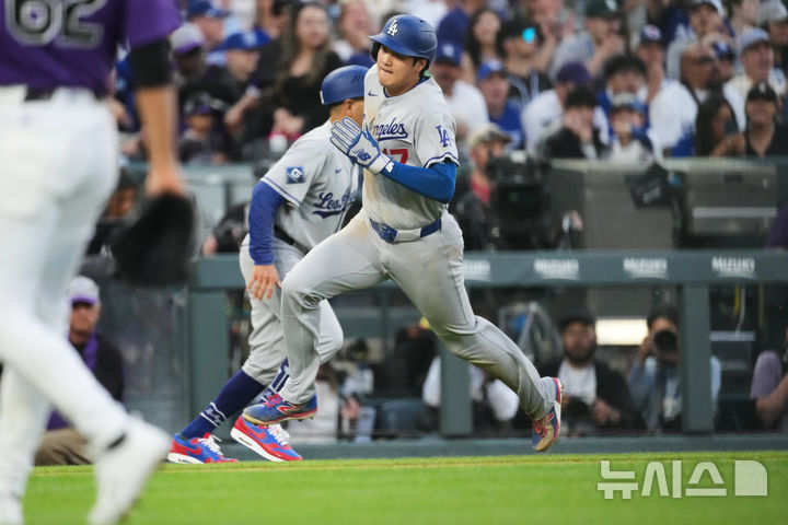 [덴버=AP/뉴시스] LA 다저스의 오타니 쇼헤이가 20일(현지 시간) 미 콜로라도주 덴버의 쿠어스 필드에서 열린 2026 메이저리그(MLB) 콜로라도 로키스와 경기 3회초 안타를 친 뒤 달리고 있다. 이 안타와 함께 오타니는 52경기 연속 출루에 성공했다. 2026.04.21.