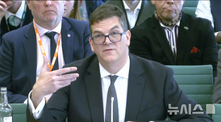 [AP/뉴시스] 영국 외교부 비 정무 최고위직인 외교.연방.개발국 국장직에서 해고된 올리 로빈슨 경이 21일 하원 외교위에서 증언하고 있다