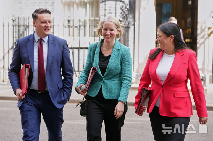 [AP/뉴시스] 영 노동당 정부의 장관 및 부장관 직을 맡고있는 하원의원들이 21일 총리관저 내각회의를 마치고 돌아가고 있다
