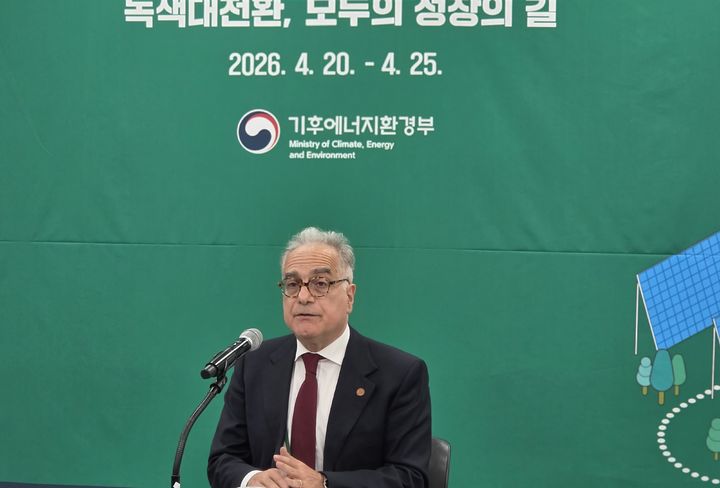 [여수=뉴시스] 우고 아스투토 주한 EU 대사가 20일 '녹색대전환 국제주간' 기자들과 만나 발언하고 있다. (사진=기후부 제공) 2026.04.21. photo@newsis.com *재판매 및 DB 금지