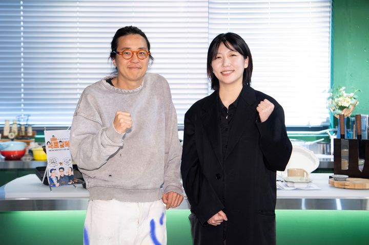 [서울=뉴시스] 17일 서울 마포구 한 카페에서 진행된 SBS 새 예능 프로그램 '최강로드-식포일러' 기자간담회에서 허정석, 손정민 PD가 포즈를 취하고 있다. (사진=SBS 제공) 2026.04.21. photo@newsis.com *재판매 및 DB 금지