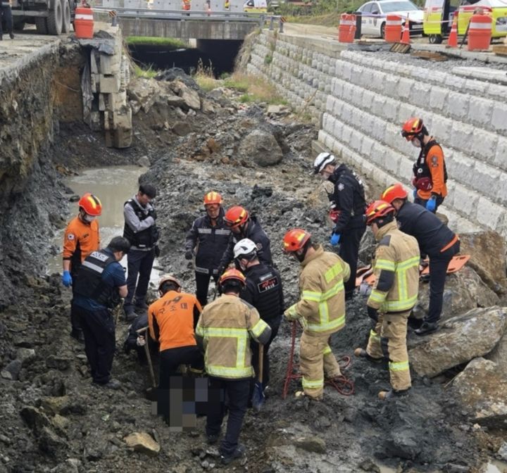 [보령=뉴시스] 20일 보령시 동대동에서 발생한 매몰사고 현장. (사진=충남소방본부 제공) 2026.04.21 photo@newsis.com *재판매 및 DB 금지