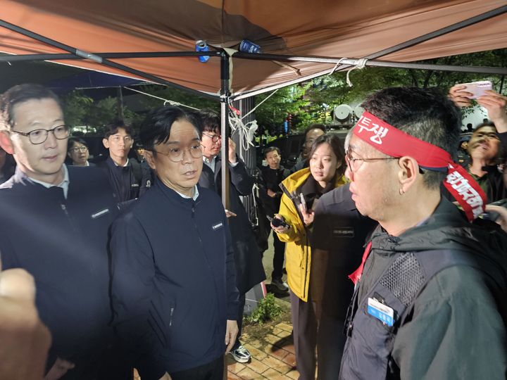 [진주=뉴시스]화물연대 집회 현장 찾은 김영훈 노동부 장관.(사진=독자 제공).2026.04.21.photo@newsis.com *재판매 및 DB 금지