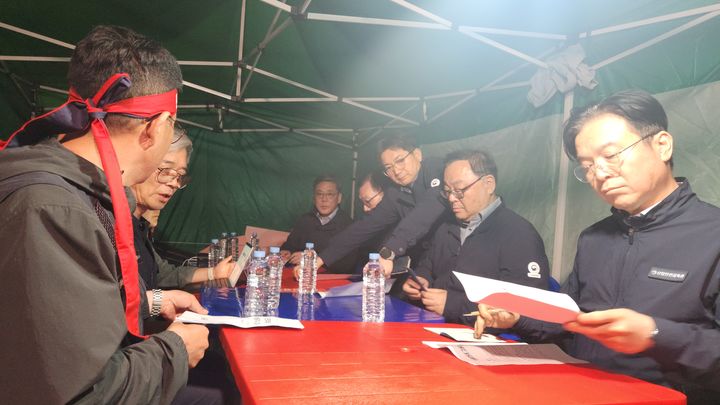 [진주=뉴시스]화물연대 집회 현장 찾은 김영훈 노동부 장관.(사진=독자 제공).2026.04.21.photo@newsis.com *재판매 및 DB 금지