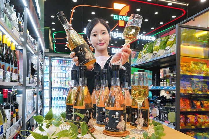 [서울=뉴시스] 윤주모 약주 (사진=세븐일레븐 제공) 2026.04.21. photo@newsis.com *재판매 및 DB 금지