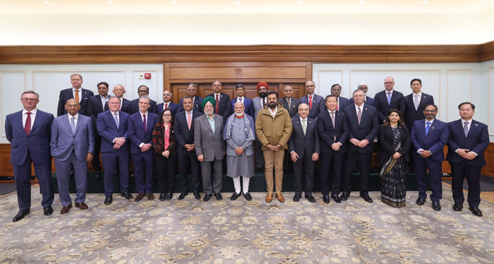 [서울=뉴시스] 지난 1월 인도 뉴델리 총리 관저에서 열린 ‘글로벌 에너지 리더 라운드테이블에서 HD현대 정기선 회장(뒷열 맨 오른쪽)과 HD한국조선해양 김형관 대표(앞열 맨 오른쪽)가 기념사진을 촬영하고 있다. (사진=인도 총리실 홈페이지) photo@newsis.com *재판매 및 DB 금지