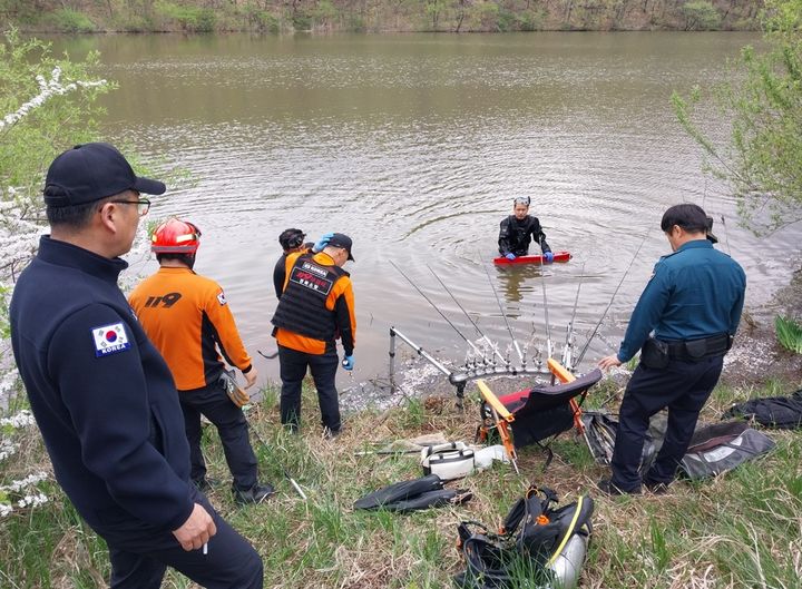 [청송=뉴시스] 119구조대가 청송군 주왕산면 지리 저수지에서 수색작업을 하고 있다. (사진=경북소방본부 제공) 2026.04.21. photo@newsis.com *재판매 및 DB 금지