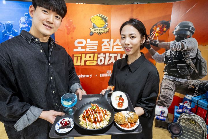 삼성웰스토리가 배틀그라운드와 함께 한 프로모션에서 제공하는 메뉴를 선보이고 있다. (사진=삼성웰스토리 제공) *재판매 및 DB 금지