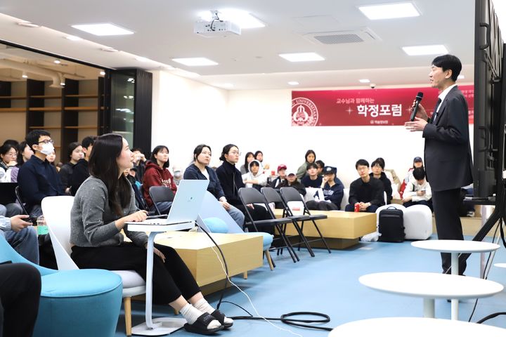 [서울=뉴시스] 2일 세종대 학술정보원 커뮤니티라운지에서 '제10회 학정포럼'이 열려, 구영현(오른쪽) 교수가 강의를 진행하고 있다. (사진=세종대 제공) 2026.04.21. photo@newsis.com *재판매 및 DB 금지