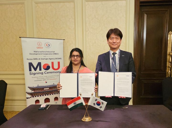 [서울=뉴시스] 지난 20일(현지시간) 인도 뉴델리에서 박장혁 중진공 글로벌성장이사(오른쪽)와 마하라슈트라 산업개발공사(MIDC)의 피 벨라수 최고 경영자(CEO)가 업무협약 후 기념촬영을 하고 있다. (사진=중소벤처기업진흥공단 제공) 2026.04.21. photo@newsis.com *재판매 및 DB 금지